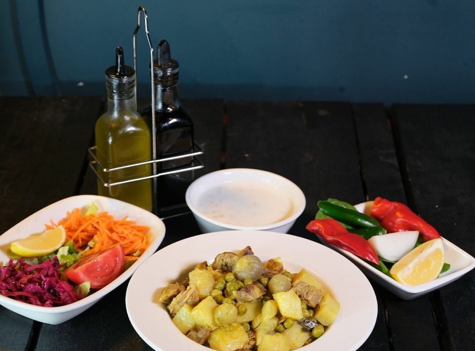 Orman kebabı, yanında yoğurt çorbası, salata ve közlenmiş biber
