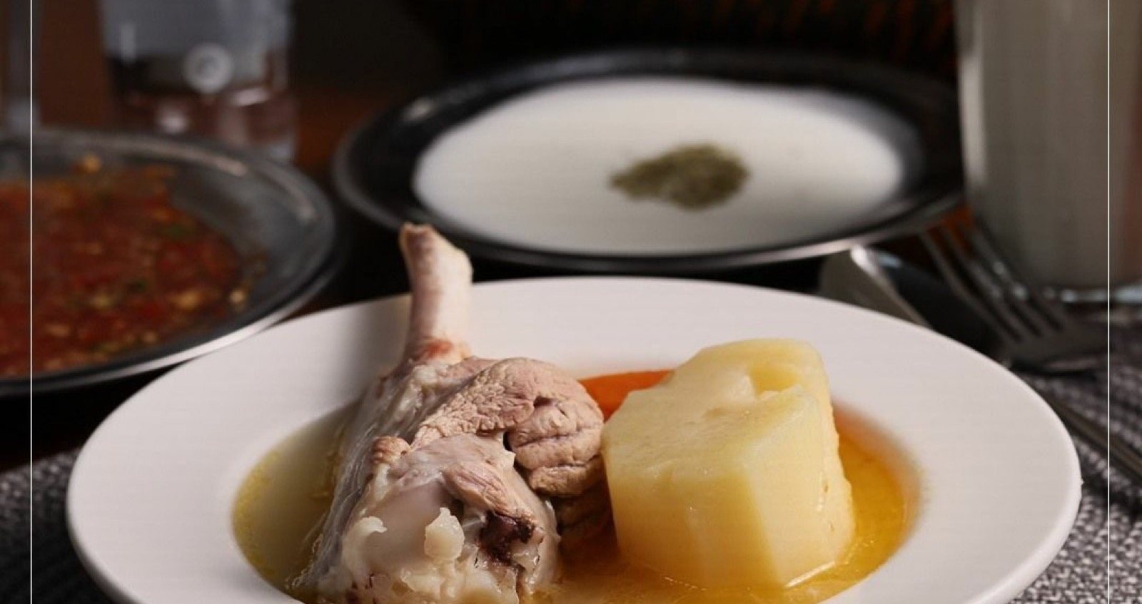 Derin tabakta kuzu haşlama ve patates, arkada yoğurt çorbası ve ayran