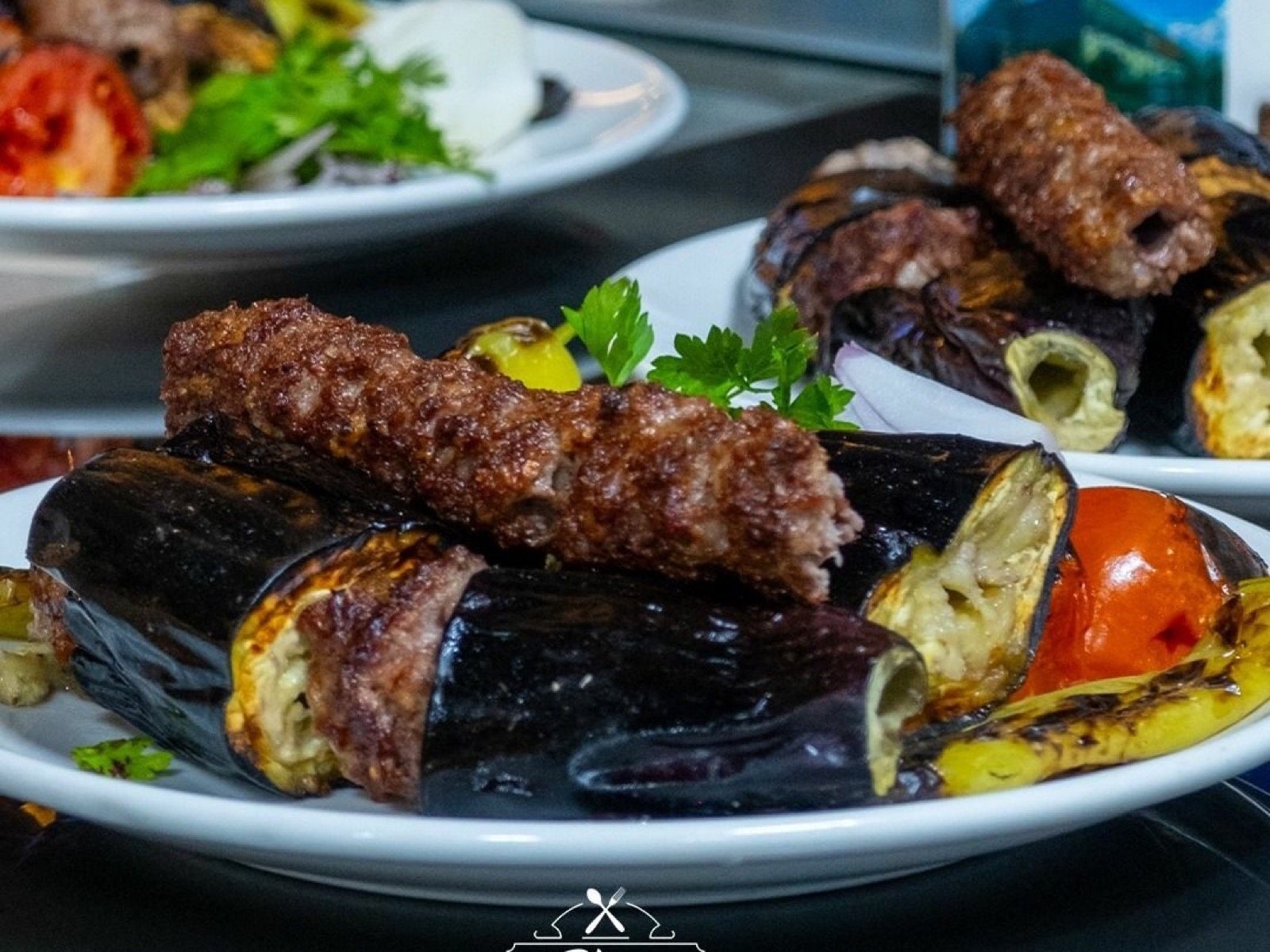 Közlenmiş patlıcan ve Urfa kebabı şişleriyle Birecik tabağı
