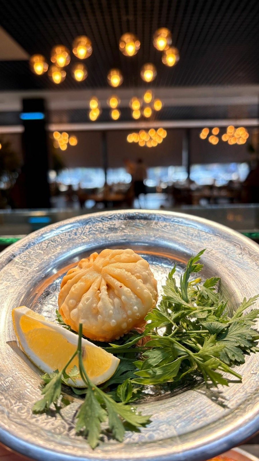 Gümüş tabakta ağzı yumuk, limon dilimi ve taze maydanoz