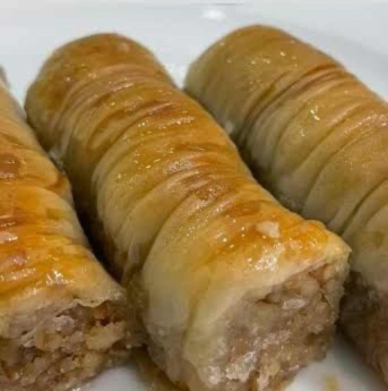 Beyaz tabakta cevizli sarma baklava dilimleri yakın plan